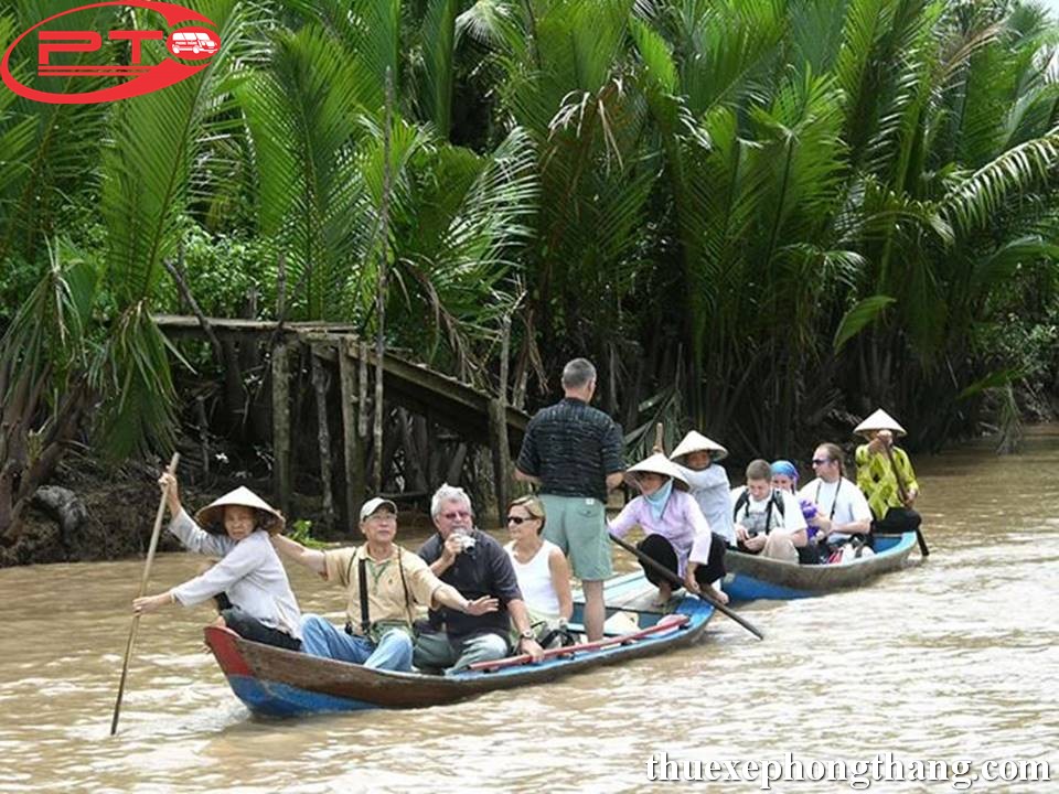 Bến Tre là tỉnh thuộc vùng Đồng bằng sông Cửu Long, giáp Tiền Giang, Vĩnh Long, Trà Vinh và biển Đông. Cách TP HCM 85 km về phía tây, Bến Tre như hòn đảo xanh giữa bốn bề sông nước, là điểm du lịch hấp dẫn cho những ai thích khám phá miền Tây.